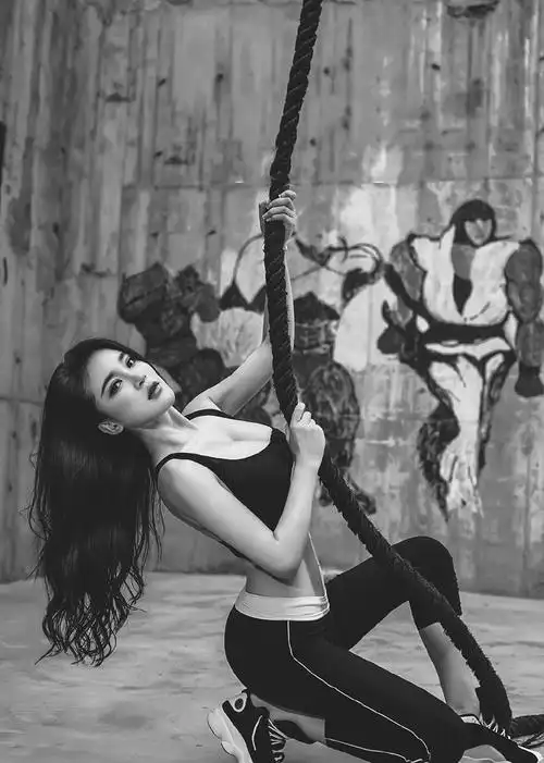 马甲线女神性感拳击黑白写真妖娆诱惑图片