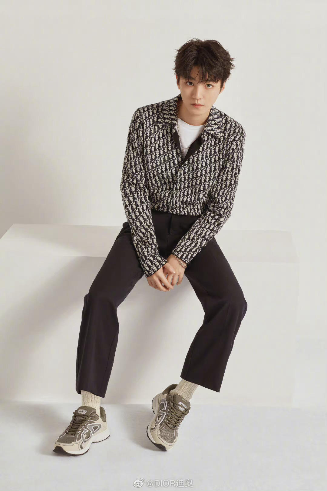 王俊凯新广告大片 西装衬衫 运动鞋 休闲又不失时尚