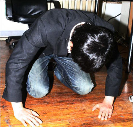 闹大了之后,崔民秀在舆论的压力下到医院向老人道歉,甚至还当众下跪