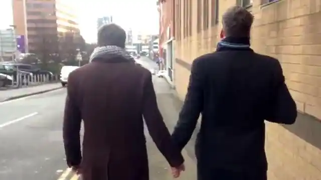 两个bbc男主播在大街上公然手牵手看英国路人的反应