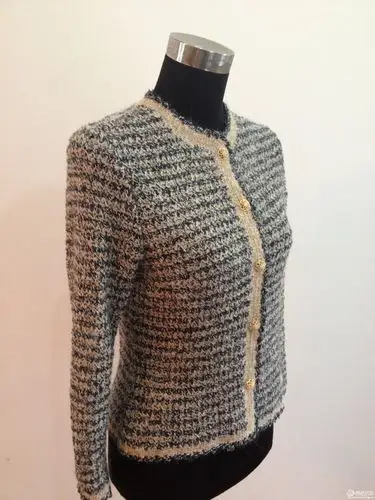 衣长53 cm,肩宽35 cm,袖长52 cm工具:可乐阿富汗针6号,广岛钩针5号