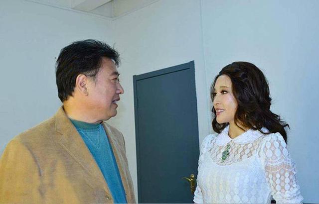 刘晓庆和四任老公合照,虽然都是面带微笑,最爱谁一眼看出!