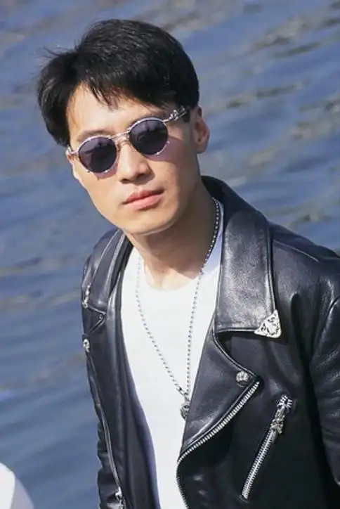 1995年主演了王家卫导演的《堕落天使》,虽非王家卫的经典之作,但黎明