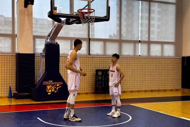 周琦参加广东媒体日,身穿26号球服与徐杰同框37厘米身高差被侃_实力