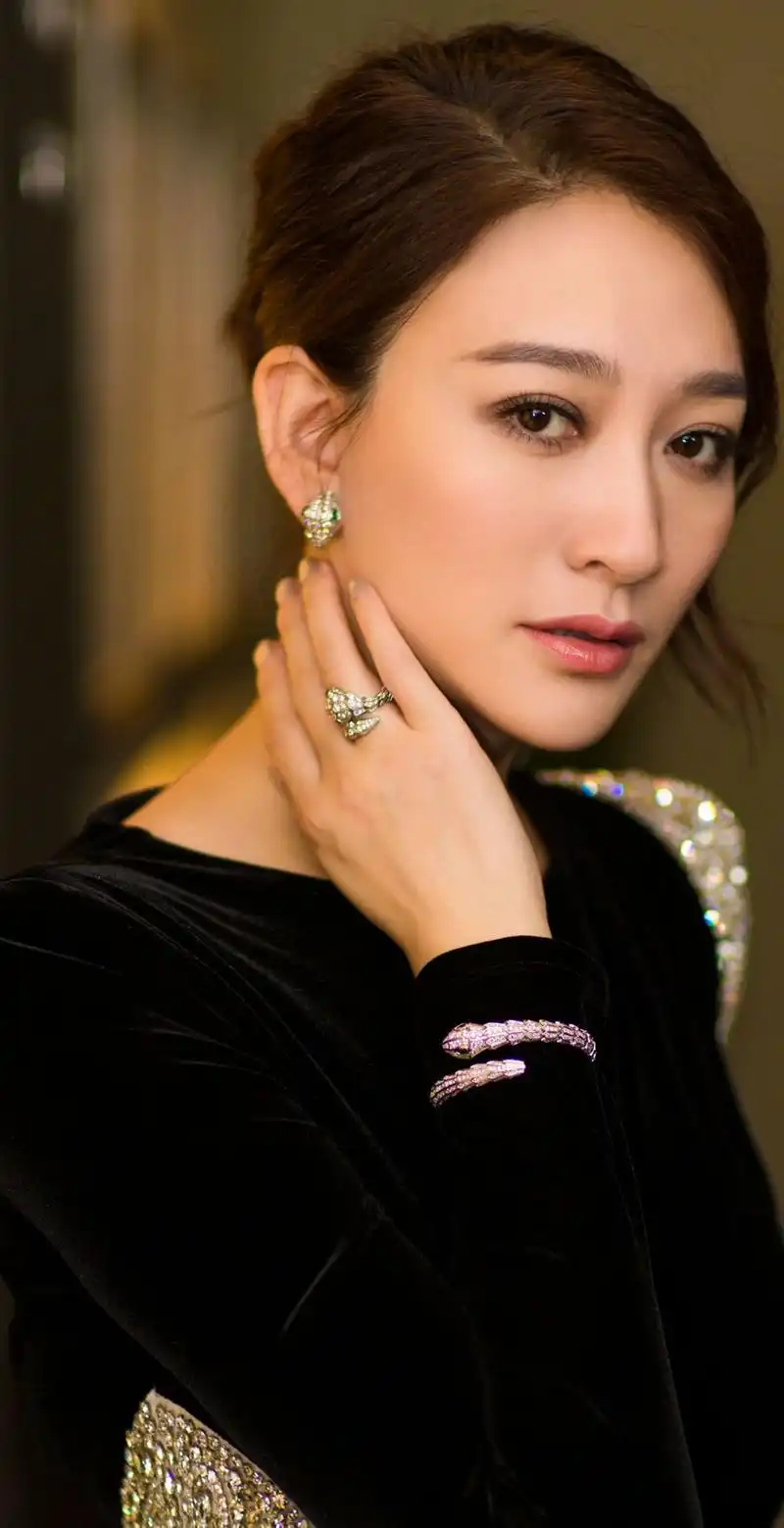 冻龄女神李小冉高清写真,性感优雅,女人味十足