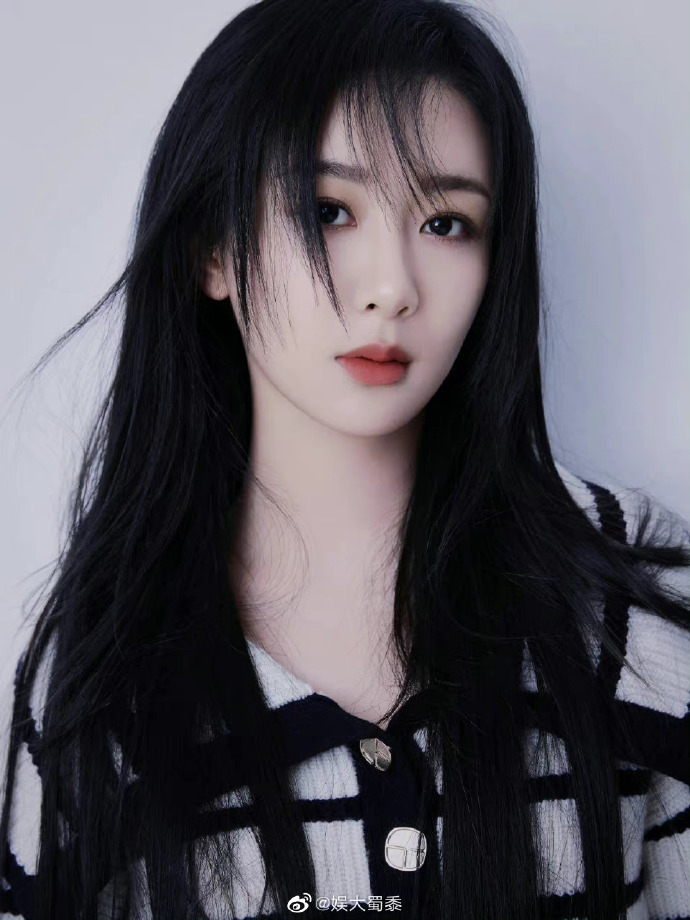 杨紫199爱蓝色格子大衣路透