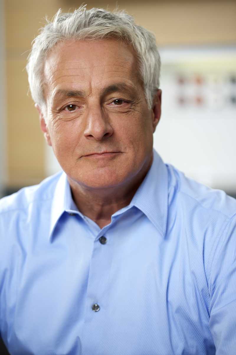 满头白发的老年男性