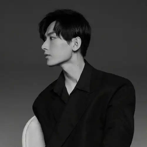 简单耐看的黑白稳重西装男生头像