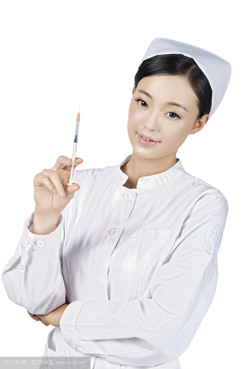 拿注射器的女护士
