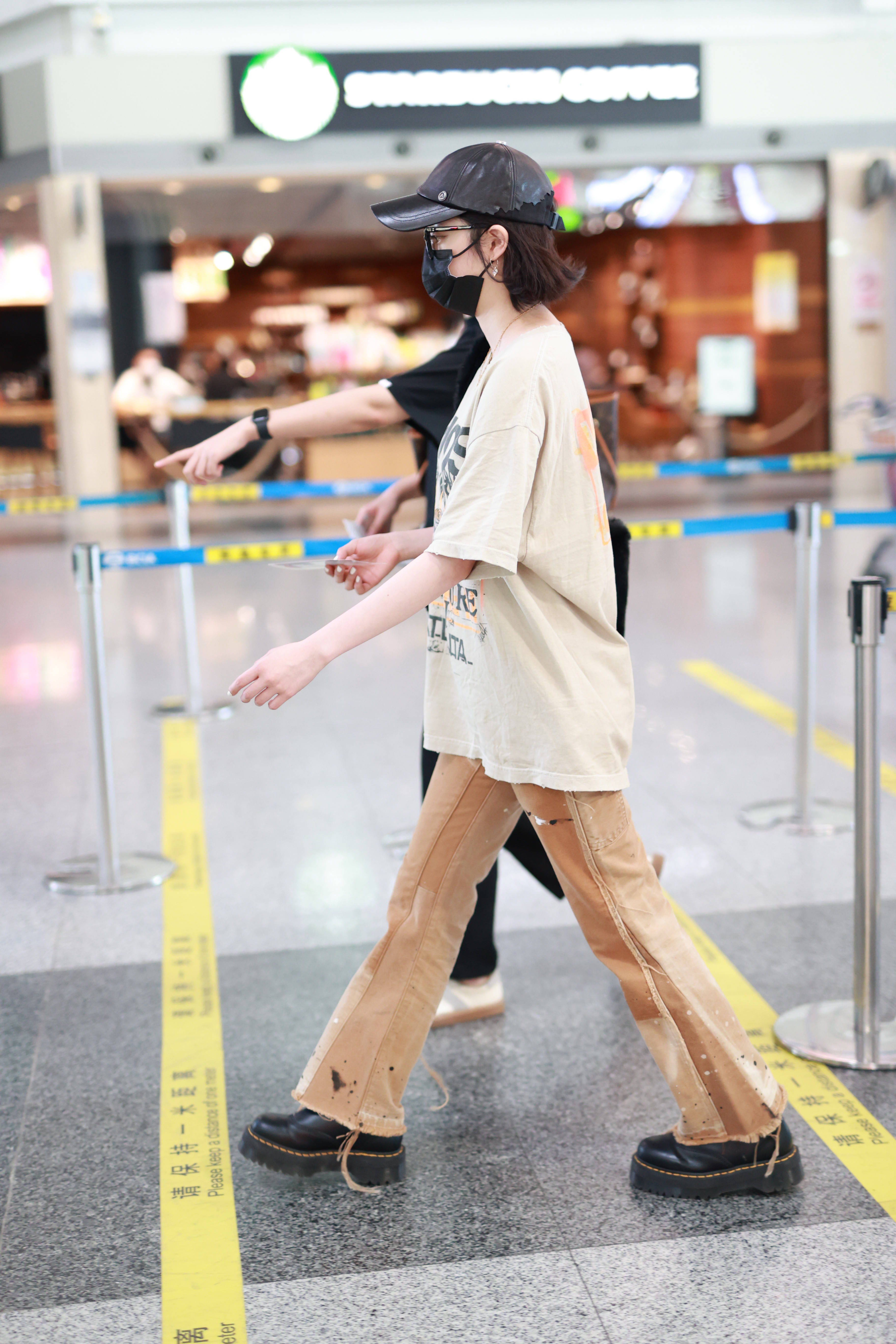 1/ 12 2021年8月17日,北京,欧阳娜娜现身机场.