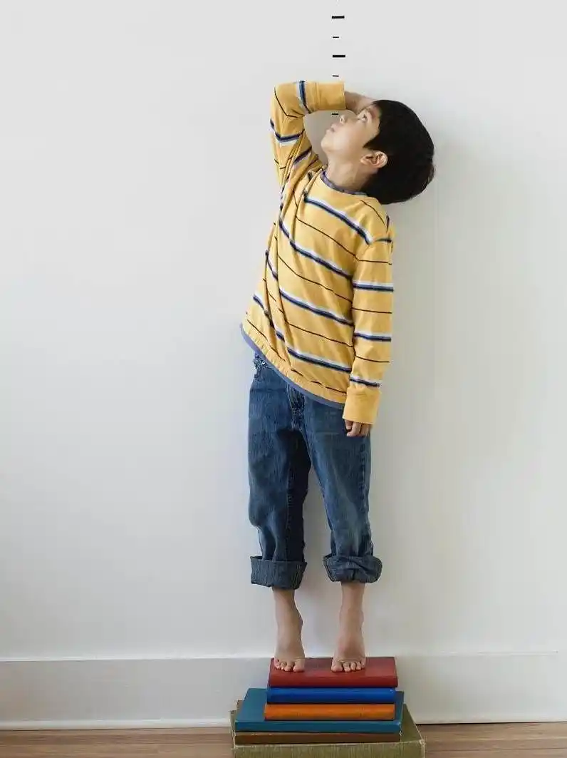 14岁男孩才1米4,3年后长高到一米七八,原来孩子只是晚发育