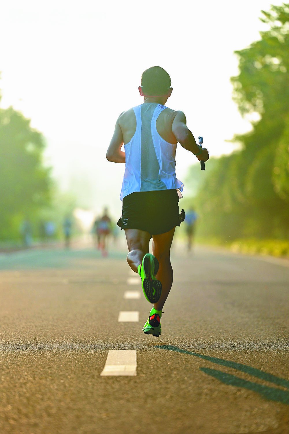 男子别样庆祝"半百人生"|跑步_新浪财经_新浪网