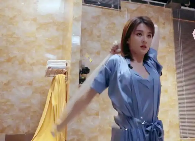 乔欣在浴室玩自拍素颜出镜反差大网友确定是她本人