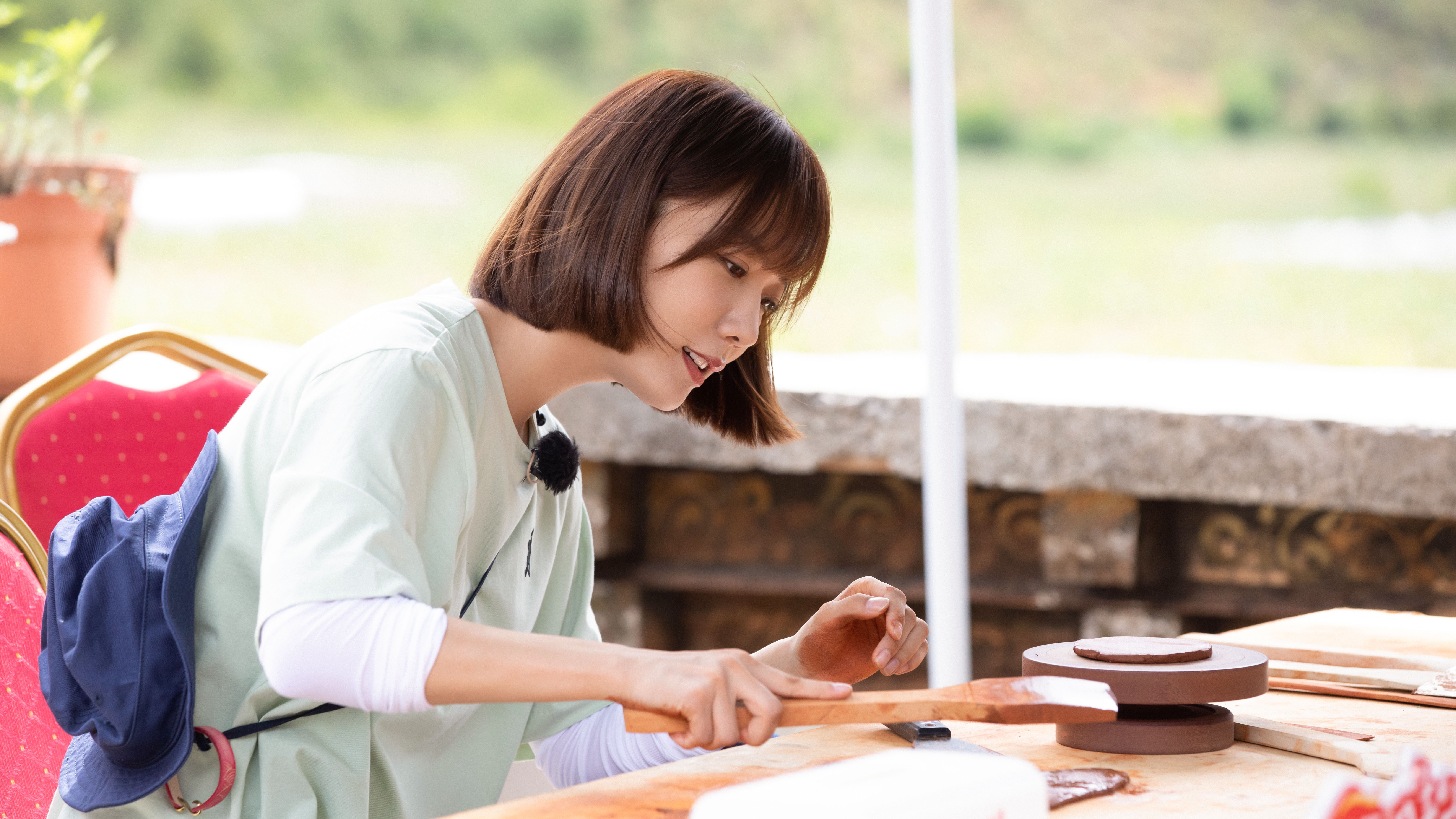 王珞丹化身"手艺人" 制作黑陶体验民族风情_凤凰网娱乐_凤凰网