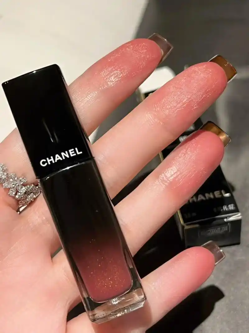 chanel 你是懂调色的!圣诞限定炫光唇釉新色简直美翻了 - 抖音