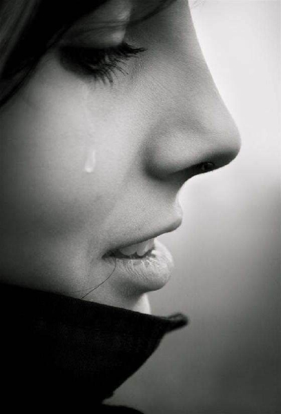 女孩心酸流泪的图片再坚强的姑娘也会流泪