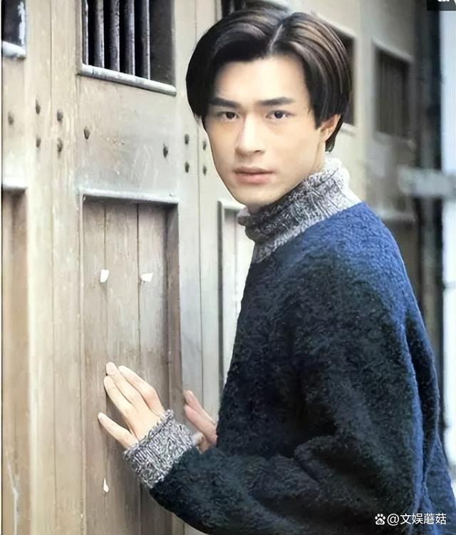 据照片显示,古天乐身着休闲西装,内搭黑色衬衣,佩戴金丝眼镜,发型整齐