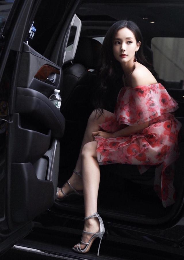 原创李一桐女神范十足粉色一字肩连衣裙灵动飘逸娇俏甜美又温柔