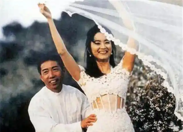 在四十岁那年,林青霞选择了与富商邢李源步入婚姻殿堂,这一决定似乎