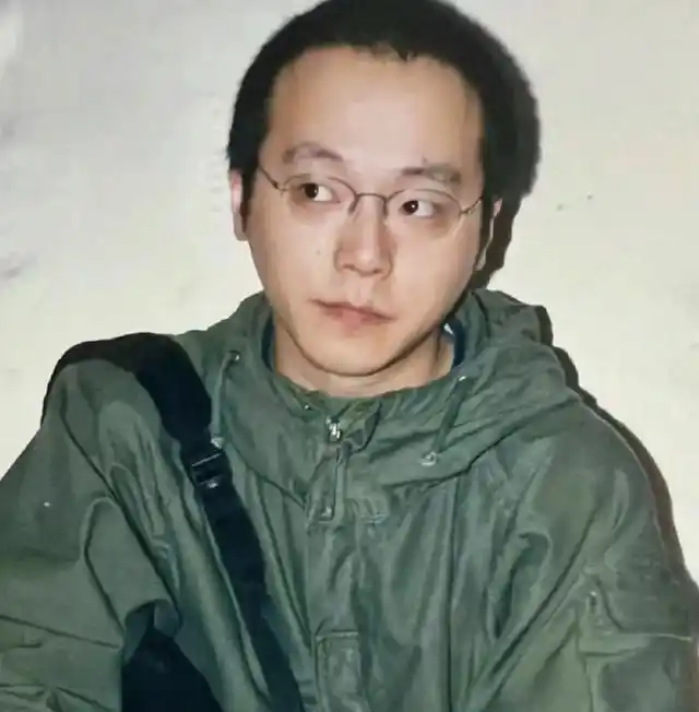 55岁窦唯罕见露面,秃顶颓废无人能认,王菲当年却愿意为他倒尿盆