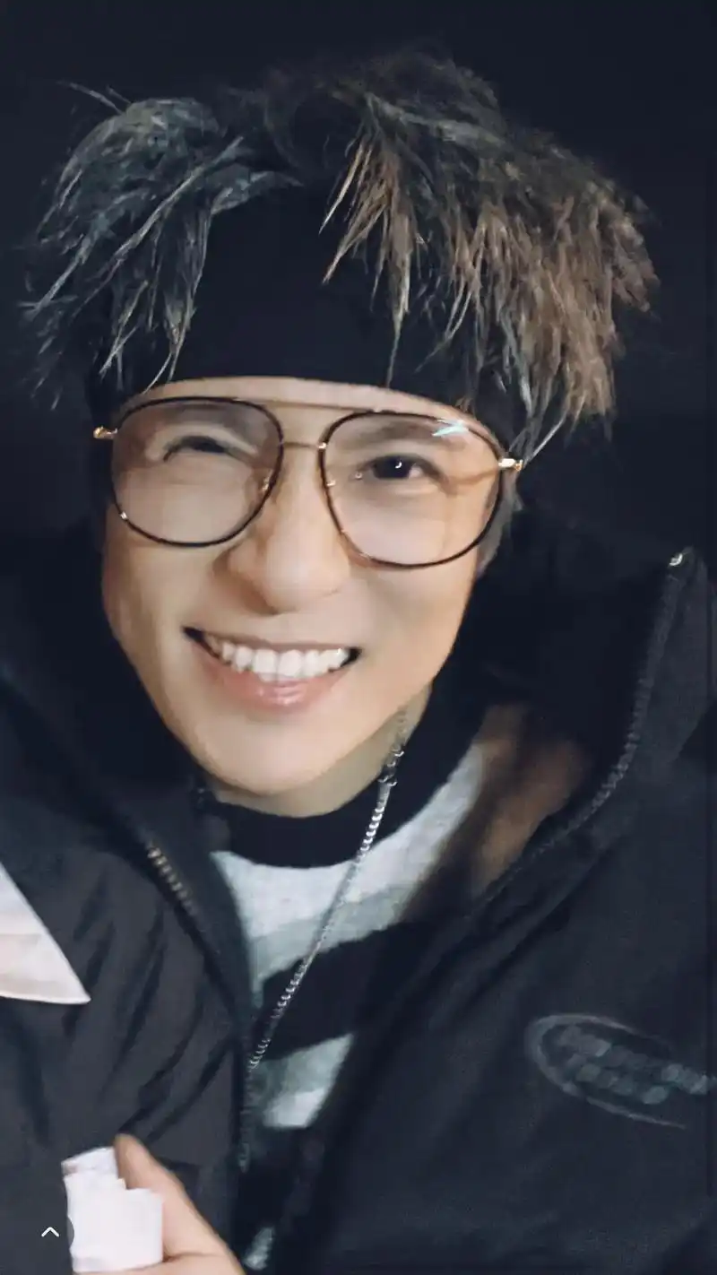 薛之谦 好可爱的宝,wink怎么可以这么甜#治愈系笑容 # - 抖音