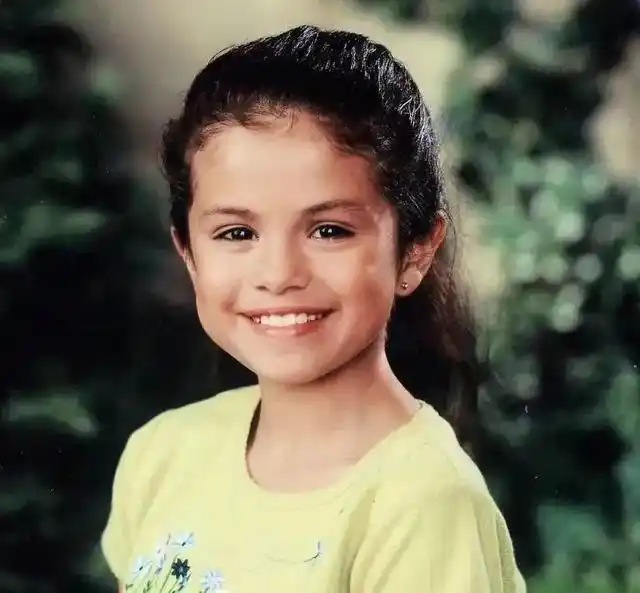 没几天海莉也po了张自己小时候的照片,配文:用力拥抱这个小女孩.