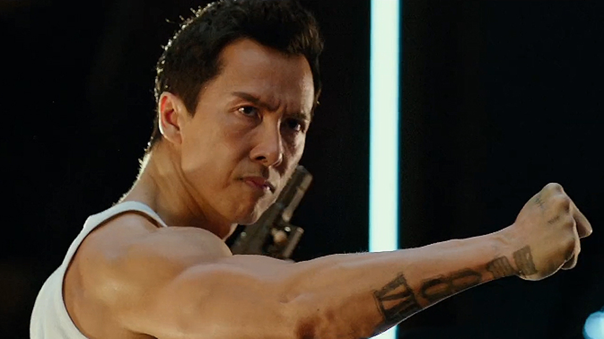 虽然甄子丹全身肌肉,但是咏春拳这种功夫,却在甄子丹的演绎下,做到了