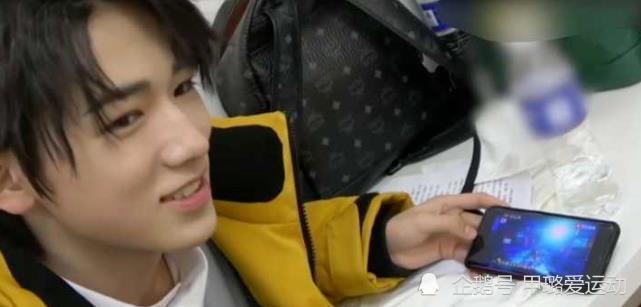 宋亚轩上课坐姿慵懒,班级氛围融洽,却因坐最后一排被质疑成绩差