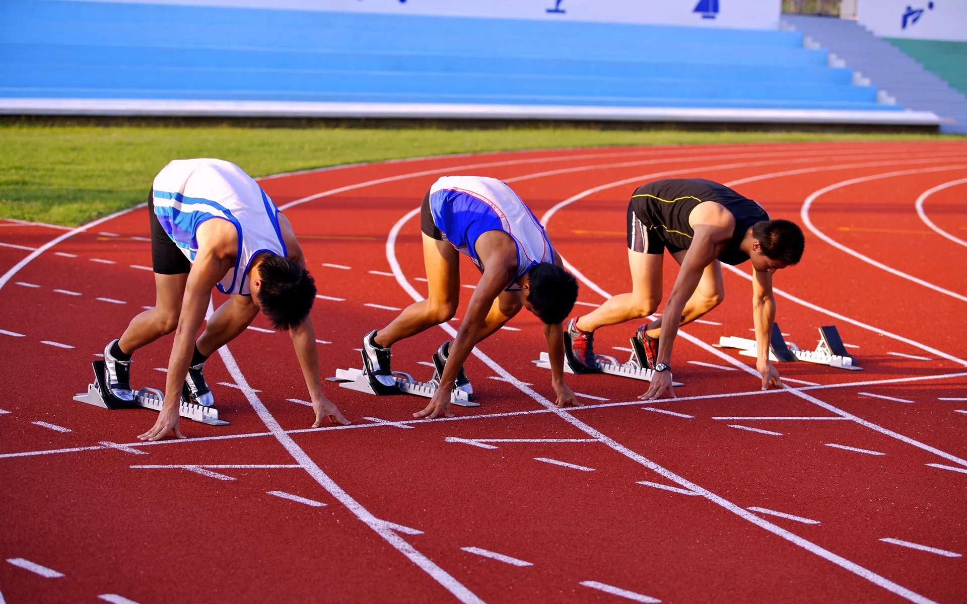 小伙伴知道短跑运动员为什么要下蹲起跑?_汤姆猫英雄跑酷_九游论坛