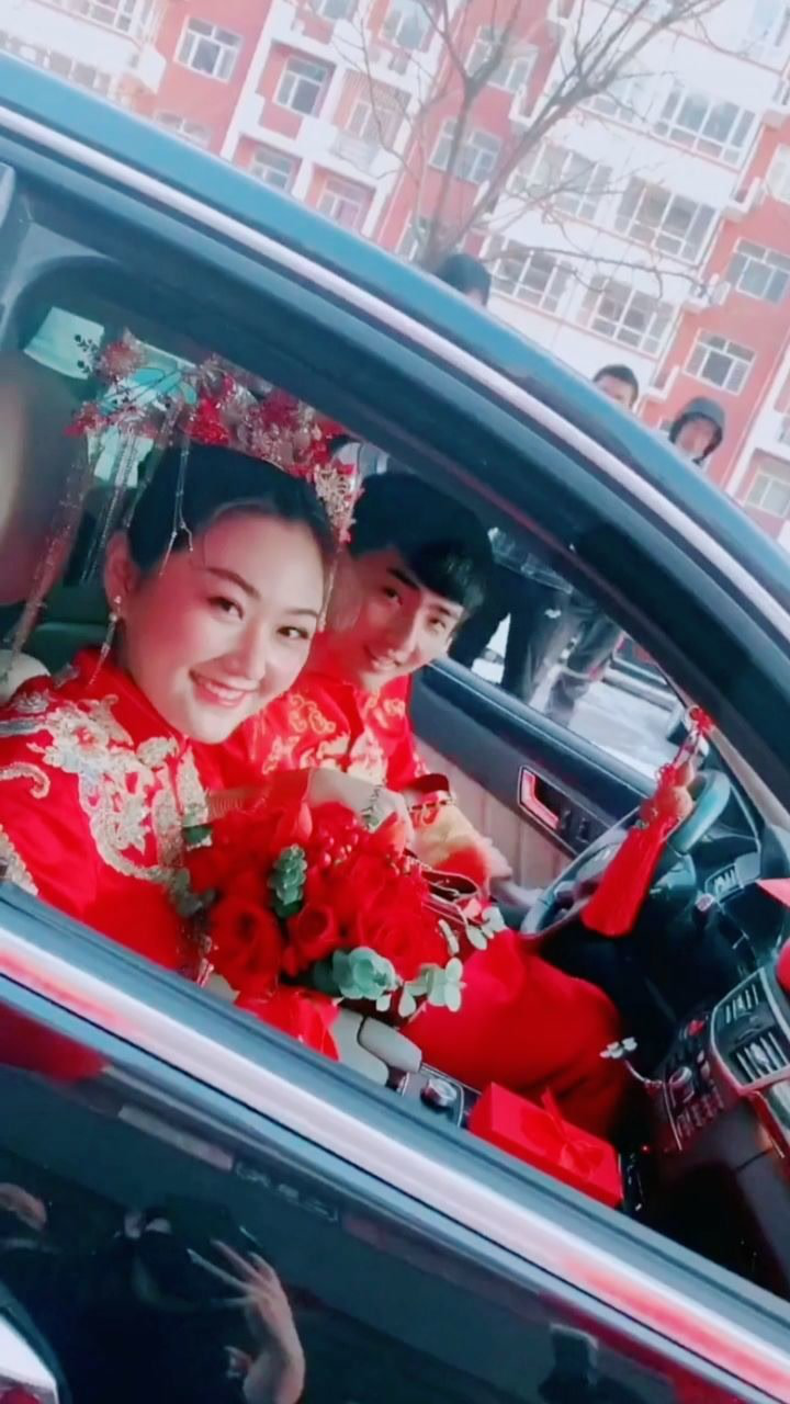 这样结婚挺好新郎亲自开车去接新娘更有意义