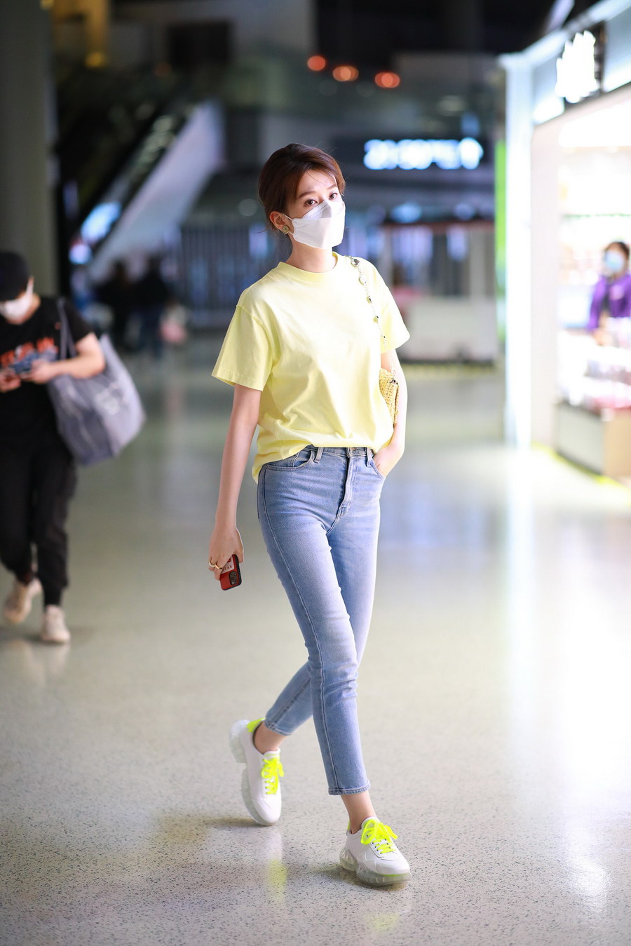 一秒入夏乔欣私服穿搭堪称少女模板黄色短t简约清新显元气活力