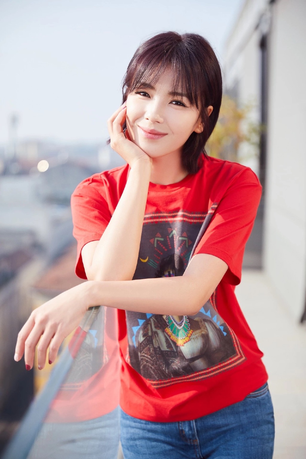 刘涛换个发型时髦减龄波波头搭配t恤牛仔裤嫩回20多岁小姑