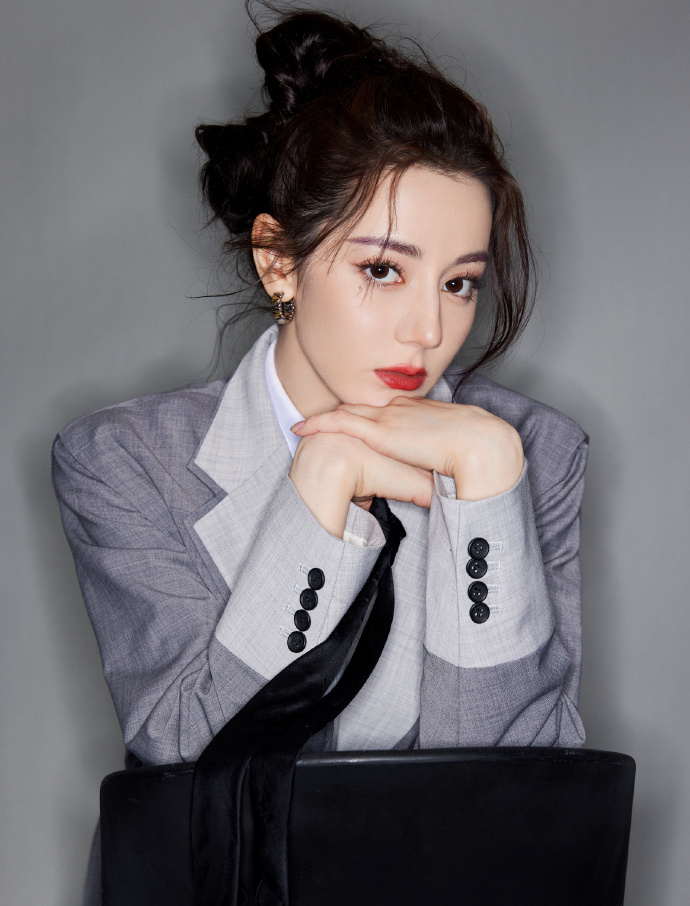 迪丽热巴最新写真曝光学院风造型元气满满