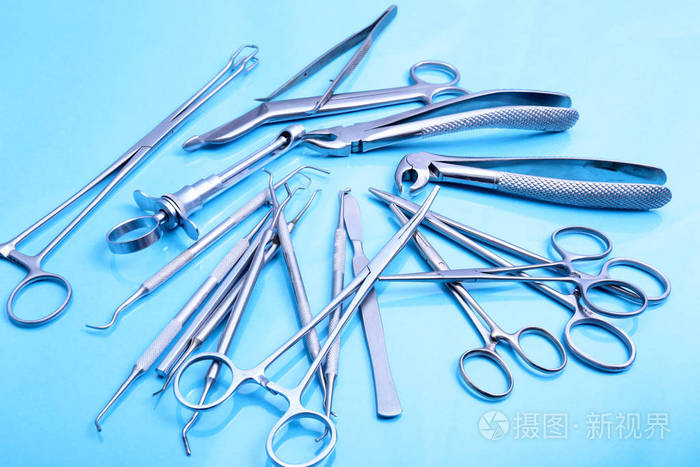 手术器械和手术桌上的工具照片-正版商用图片0wnd5d-摄图新视界