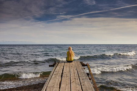 感性的金发美女美丽的女人, 女孩与完美的身体和长健康的头发这个女孩