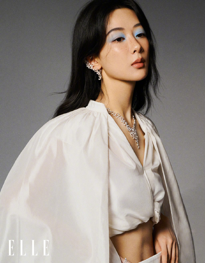 杨紫超话时隔8年再登时尚杂志大刊《elle》,出镜《elle》六月刊单人