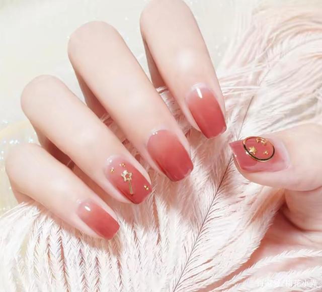 一组简单又好看的美甲图片