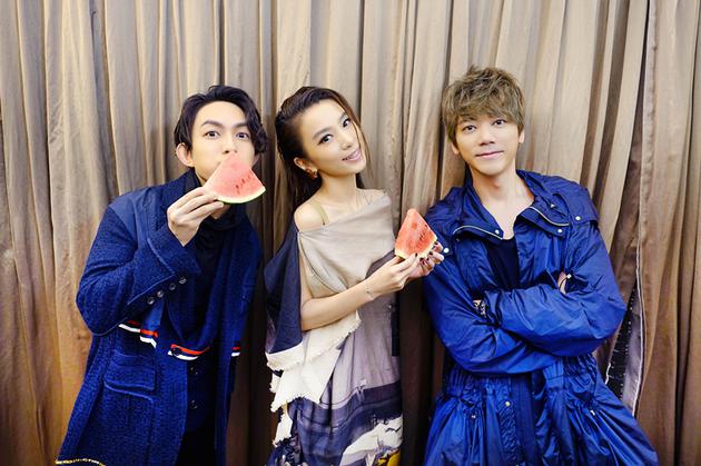 田馥甄林宥嘉和信亮相top榜捧三奖 吃西瓜消暑