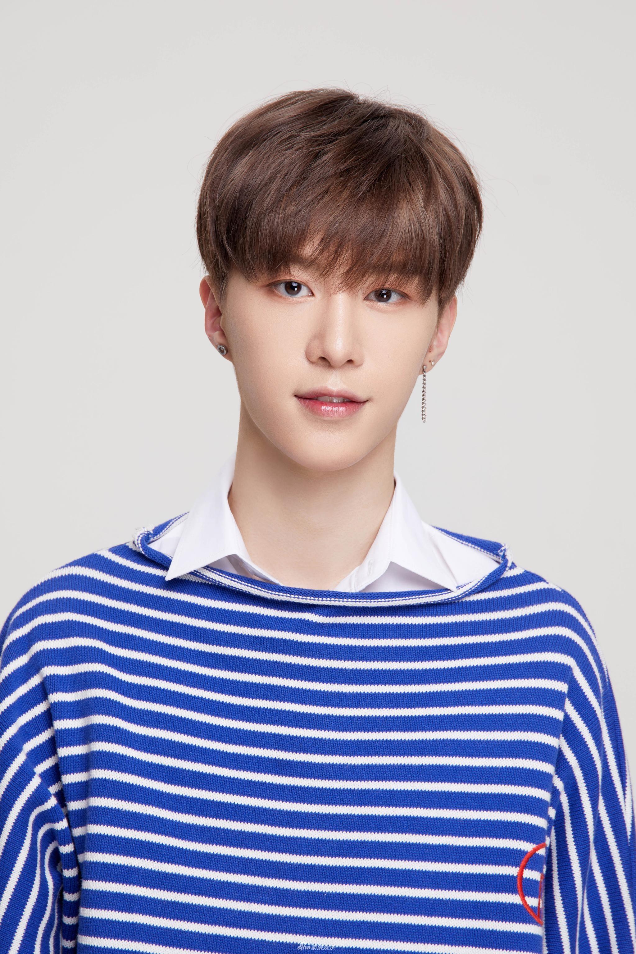 范丞丞素颜路透照引发热议:演艺新篇章的揭幕 范丞丞和沈腾在《飞驰