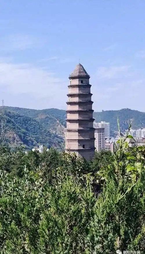 满山绿树环绕,走走逛逛,听听宝塔山的故事,登上塔顶,可以俯瞰延安城的