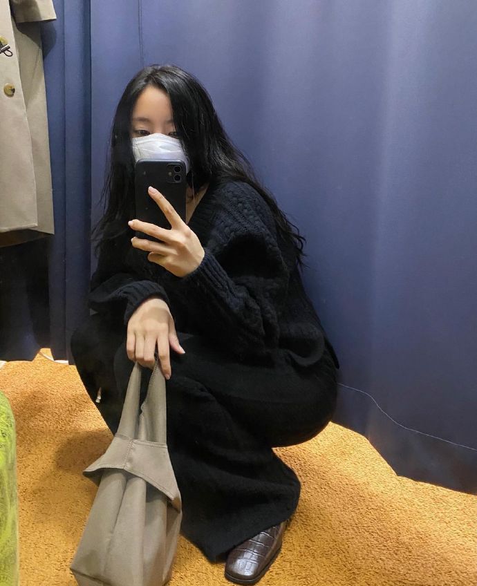 【偶像更新】朴孝敏更新ins一则时髦姐姐的对镜自拍黑白与亮色的搭配