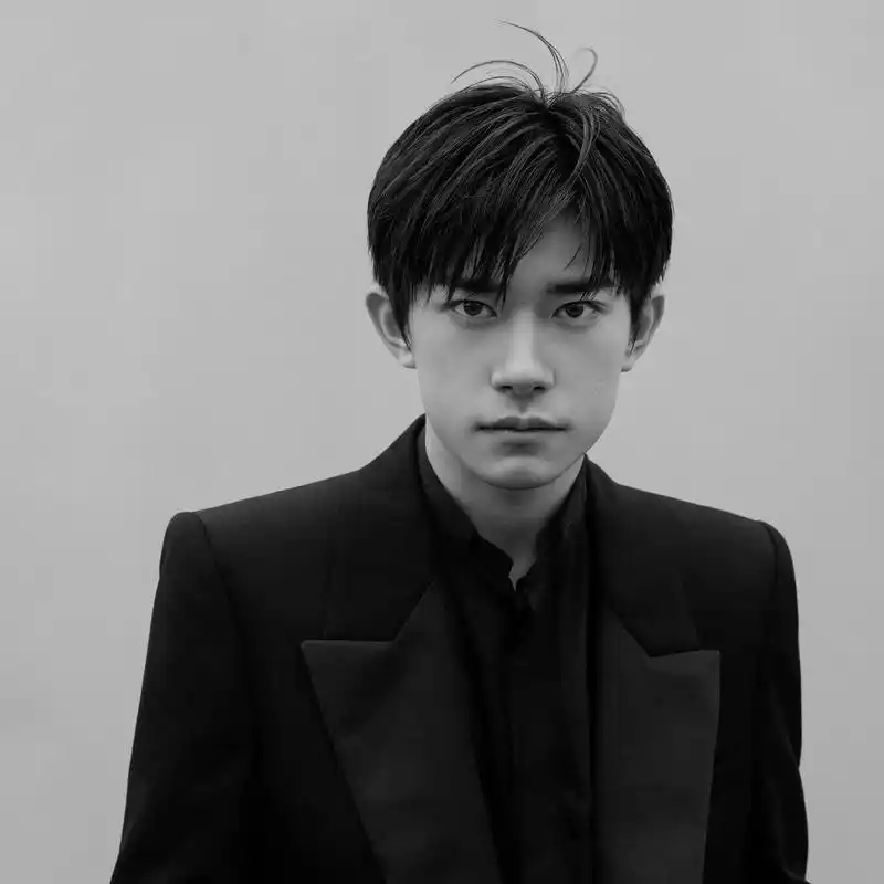 哇噢!图源微博 #易烊千玺 #西装杀  #与易烊千玺共赴微博 - 抖音