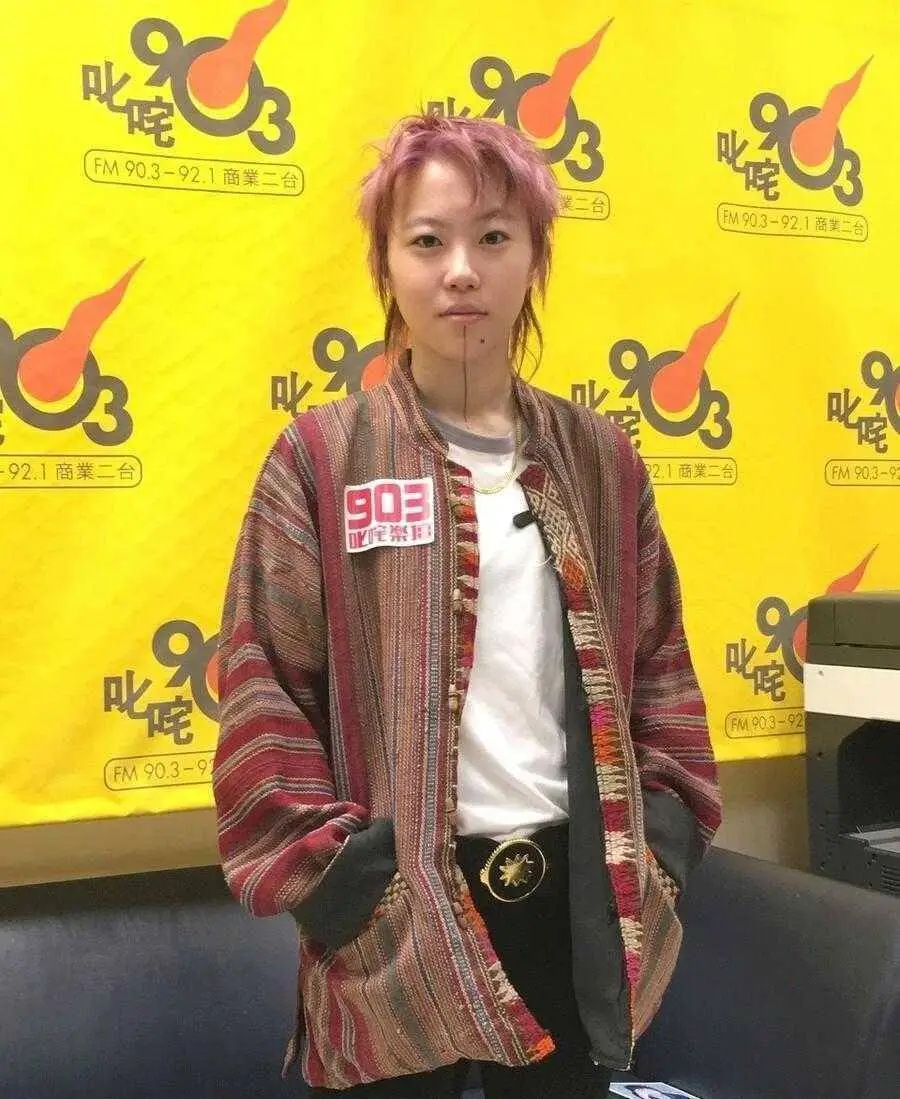 窦靖童的时尚真难理解禅修外套配紫色短发下巴纹身很另类