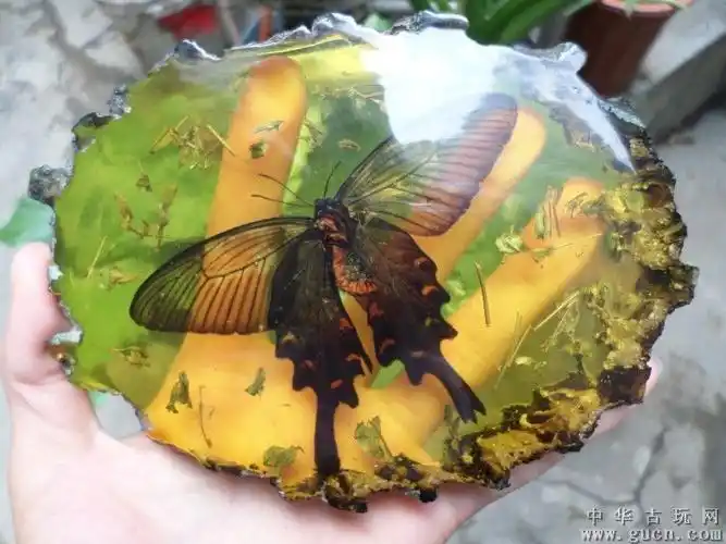 精品琥珀蝴蝶摆件