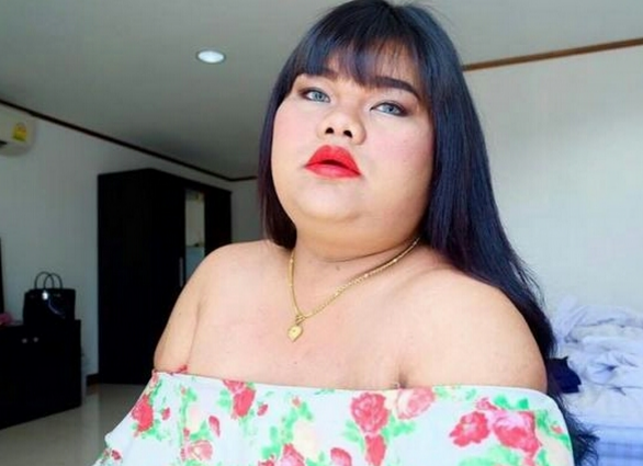 女孩长得黑胖丑,身边却有许多小鲜肉,男友更是个俊俏的小帅哥