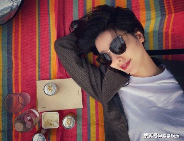 原创李亚鹏女友晒唱歌照,故意模仿王菲,却缺少王菲的天后气质