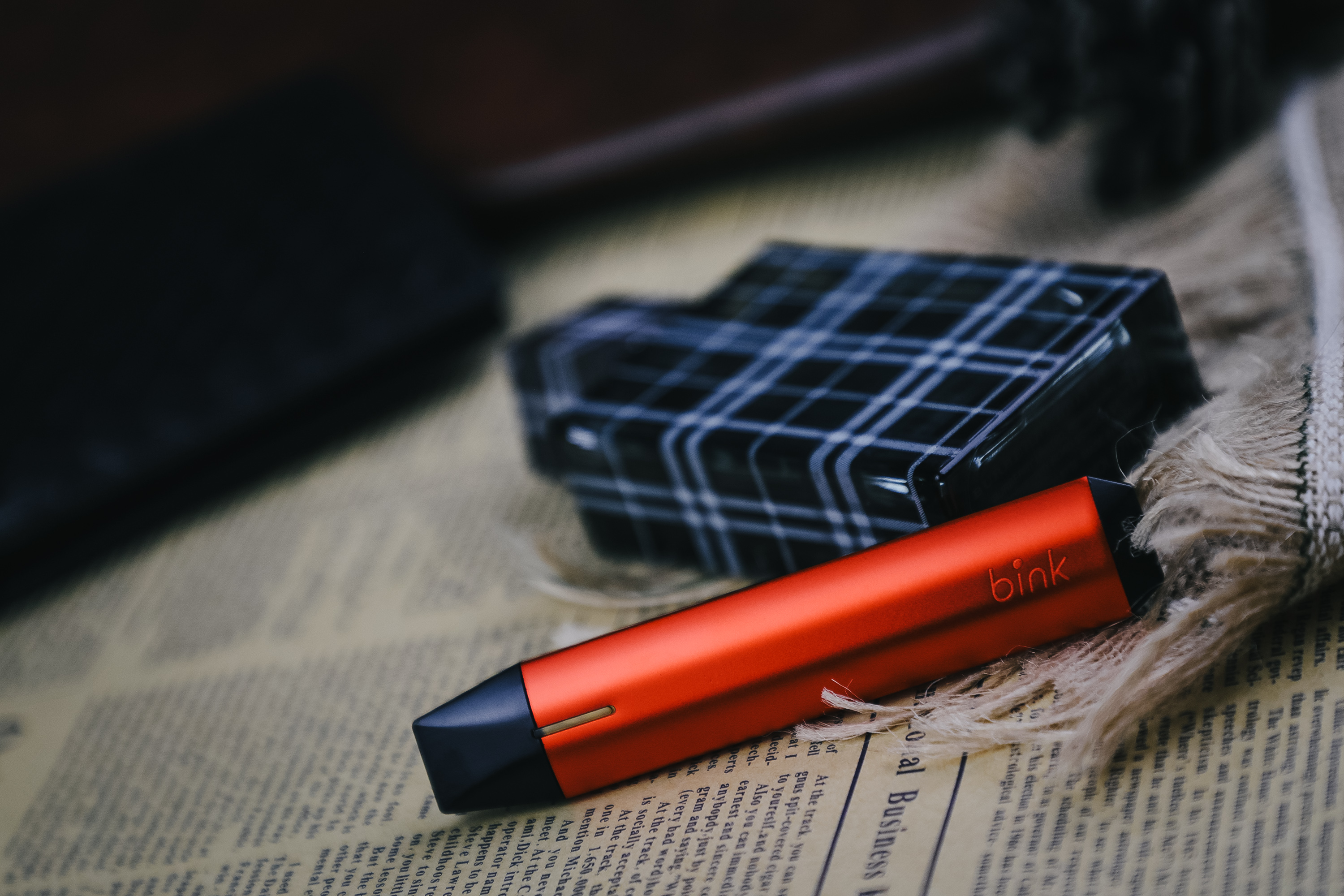 bink冰壳电子烟 max系列外包装极具时尚感,也非常大气有活力,其一大