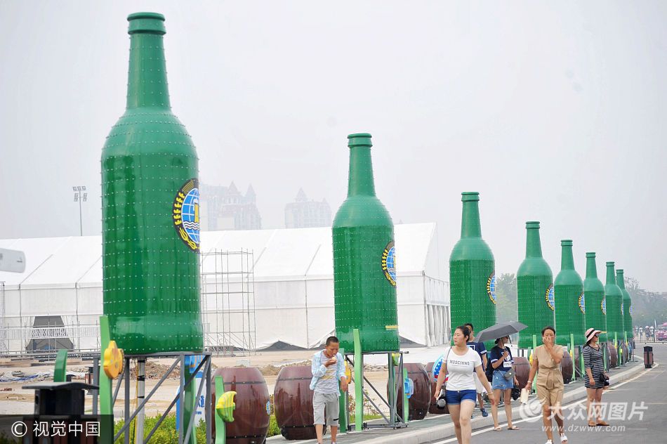 近百个大型啤酒瓶亮相青岛金沙滩