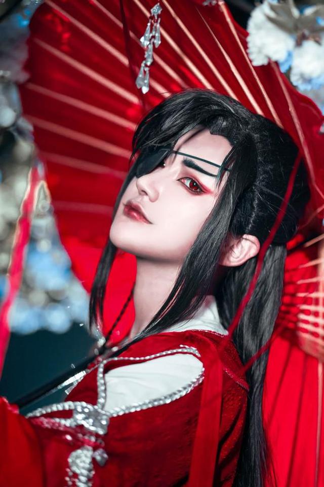 天官赐福cos:妖气十足的花城,樱花树下的他,这侧颜真是绝了!