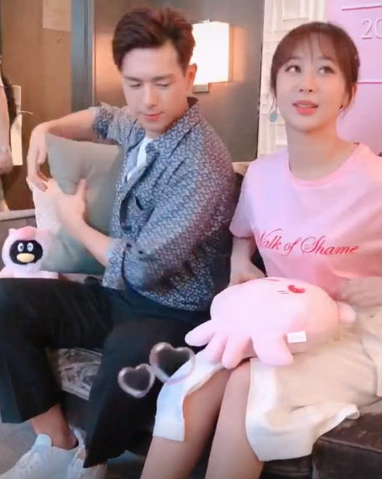 杨紫穿超短裙现身,她坐下时谁发现了李现的小举动?暴露真实人品